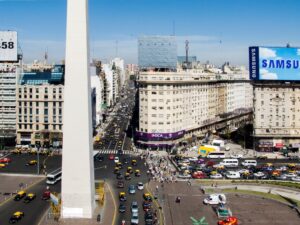 =a busy city street filled with lots of traffic